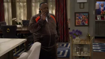 Sergio Tacchini Banda Collection Veste de survêtement en velours Banda portée par Calvin Butler (Cedric the Entertainer) telle que vue dans The Neighborhood (S08E10)