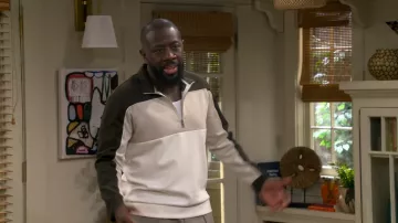 Sudadera Reiss Katoon Interlock Color Block Half Zip llevada por Malcolm Butler (Sheaun McKinney) tal como se ve en The Neighborhood (S08E10)