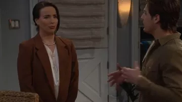 Blazer Aritzia Generation en brun chocolatier porté par Ivy Forrester (Ashleigh Brewer) tel que vu dans The Bold and the Beautiful le 11 février 2026