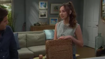 ASTR The Label Lace Trim Tie-Front Front en sauge porté par Melissa Dylan (Sydney Bullock) tel que vu dans The Bold and the Beautiful le 20 février 2026