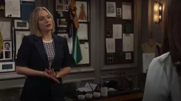 Haut Ted Baker Laoisea en techniques mixtes porté par Hope Logan (Annika Noelle) tel que vu dans The Bold and the Beautiful le 2 mars 2026
