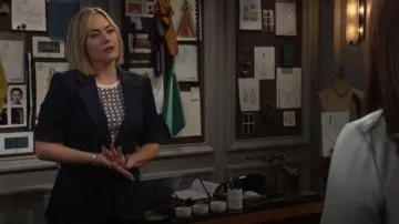 Veste Cinq a Sept Sallie portée par Hope Logan (Annika Noelle) telle que vue dans The Bold and the Beautiful le 2 mars 2026