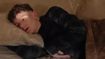 Chemise en pyjama en flanelle la plus douce pour adultes de GAP portée par Jacob Hill (Chris Perfetti) telle que vue dans Abbott Elementary (S05E14)