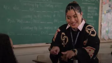 Vestido con Lala Nueva York lleva el cárdigan boxy My Boyfriend Boxy Button Shirt que lleva Ashley (Keyla Monterroso Mejía) como se ve en Abbott Elementary (S05E14)