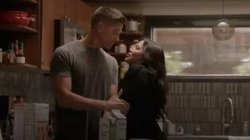 Camiseta cuadrada de Paige Serano llevada por Tim Bradford (Eric Winter) tal como se ve en The Rookie (S08E08)