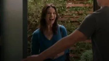 Jersey de cachemira de cuello en V de Akris que lleva la madre de Tim (Sela Ward) como se ve en The Rookie (S08E08)