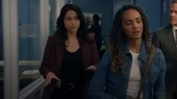 Cinturón de cuero ajustado de doble cierre de Anderson que lleva Angela Lopez (Alyssa Diaz) como se ve en The Rookie (S08E08)