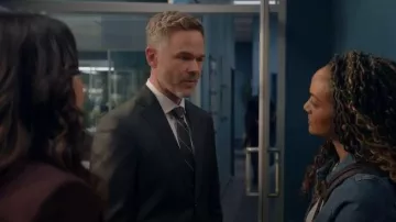 Corbata a rayas de Giorgio Armani que lleva Wesley Evers (Shawn Ashmore) como se ve en The Rookie (S08E08)