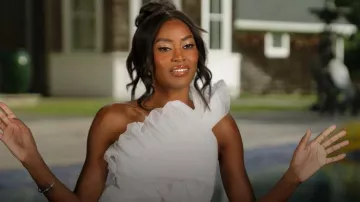 Camiseta Meshki Sena Bridal usada por Ciara Miller vista en Summer House (S10E05)