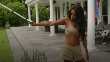 Camiseta Aritzia Butter Tumbler Stock que lleva Ciara Miller tal como se ve en Summer House (S10E05)