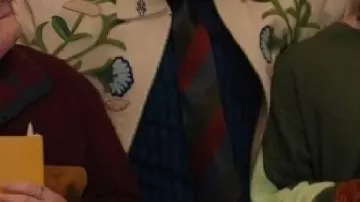 Veste à motifs floraux portée par (Alexander Nunez) dans Small Achievable Goals