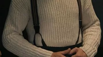 Pull crème porté par Young Sherlock (Hero Fiennes-Tiffin) dans Young Sherlock