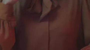 Chemisier à cravate porté par (Jess Alexander) dans The Beauty