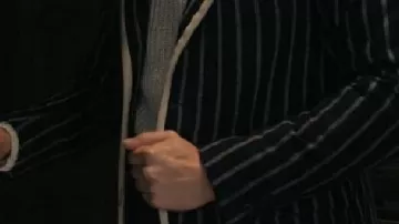 Blazer rayé porté par Young Sherlock (Hero Fiennes-Tiffin) dans Young Sherlock