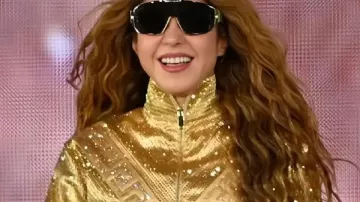 Veste dorée à sequins de Shakira Zocalo Mexico City à Shakira au ZÓCALO CDMX | Le Mexique a chanté pour Shakira (400 MIL personnes)