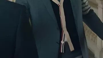 La jupe midi plissée de The Beauty S01 Brandon Gillard telle que vue dans The Beauty (S01E11)