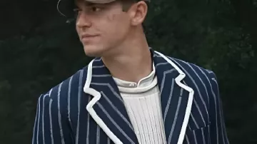 Young Sherlock 2026 Hero Fiennes Tiffin Tiffin Blazer rayé utilisé par Young Sherlock (Hero Fiennes-Tiffin) tel que vu dans Young Sherlock (S01E08)