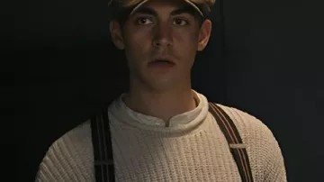 Young Sherlock S01 Hero Fiennes Tiffin Pull tricoté porté par Young Sherlock (Hero Fiennes-Tiffin) tel qu’on le voit dans Young Sherlock (S01E08)