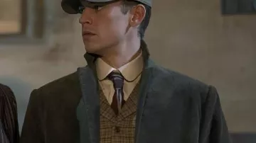 Young Sherlock S01 Hero Fiennes Tiffin Veloy Velours côtelé porté par Young Sherlock (Hero Fiennes-Tiffin) tel que vu dans Young Sherlock (S01)