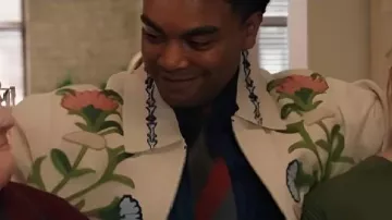 Petits objectifs réalisables S02 Alexander Nunez veste beige à fleurs comme vu dans Petits objectifs réalisables