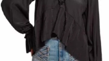 Blusa con escote que lleva Joy Behar en Joan Rivers entrevista a Michael Kors y a la modelo