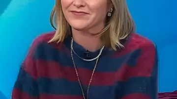 Hoy 2026 Jenna Bush Hager Jersey de rayas azules y rojas llevado por (Jenna Bush Hager) en Hoy
