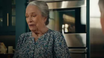 Imprimé fleur de chemisier Nydj Pintuck porté par Madeline 'Matty' Matlock (Kathy Bates) tel que vu dans Matlock (S02E09)