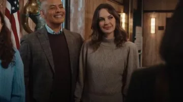 Pull à col montant Pointelle Aqua 100 % Cashmere porté par Rachel Alvarez (Jodi Bianca Wise) tel que vu dans Matlock (S02E09)