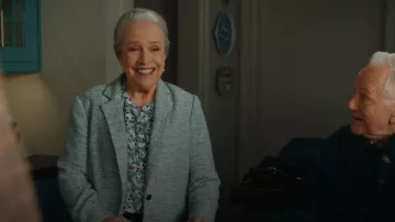 Veste décontractée Business Casual d’Anne Klein en tweed femme à col Bttn Casual porté par Madeline 'Matty' Matlock (Kathy Bates) tel que vu dans Matlock (S02E09)