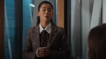 & Autres histoires Blazer ajusté à carreaux porté par Sarah Franklin (Leah Lewis) tel que vu dans Matlock (S02E09)