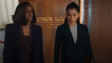 Veste Sezane Christie en tartan bleu marine portée par Sarah Franklin (Leah Lewis) telle que vue dans Matlock (S02E09)