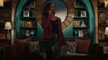Pantalon Alemais Avery porté par Olympia Lawrence (Skye P. Marshall) tel que vu dans Matlock (S02E09)