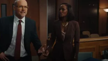 Blazer rembourré Elisabetta Franchi porté par Olympia Lawrence (Skye P. Marshall) tel que vu dans Matlock (S02E09)