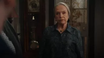 Chemise boutonnée à motifs Lafayette 148 portée par Madeline 'Matty' Matlock (Kathy Bates) telle que vue dans Matlock (S02E09)