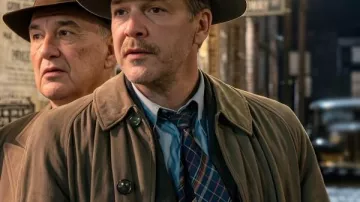 La novia 2026 Peter Sarsgaard Trench Coat