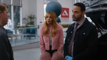 Chaqueta premium de ante y chasillador NastyGal usada por Morgan Gillory (Kaitlin Olson) vista en High Potential (S02E13)