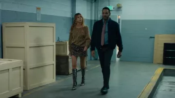 Bota Holey de Jeffrey Campbell usada por Morgan Gillory (Kaitlin Olson) vista en High Potential (S02E13)