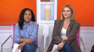 Blazer Sandro Olivia à carreaux sans col porté par Jenna Bush Hager, tel que vu dans Today with Jenna & Sheinelle le 28 février 2026