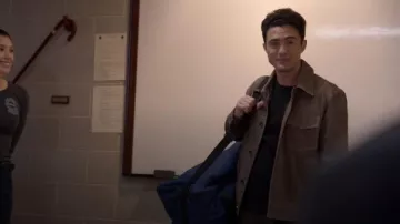 Veste en suède de rag & os portée par John Frost (Darren Barnet) telle que vue dans Chicago Fire (S14E10)