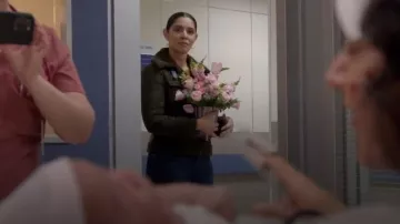 Chaqueta bomber forrada de sherpa Mother Four Corners llevada por Stella Kidd (Miranda Rae Mayo) tal como se ve en Chicago Fire (S14E10)