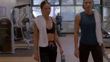 Pantalones de pista Steve Madden Daisy Pull-On usados por la paramédica Lyla 'Lizzie' Novak (Jocelyn Hudon) tal como se ve en Chicago Fire (S14E10)