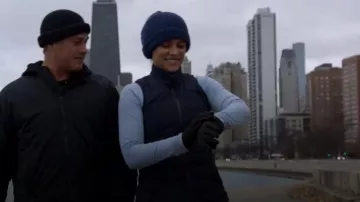 Gilet Lululemon Women’s Down for It All porté par Stella Kidd (Miranda Rae Mayo) tel que vu dans Chicago Fire (S14E11)