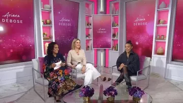 Sandalias de ante Manolo Blahnik Betimusa 70 llevadas por Jenna Bush Hager tal como se ve en Today el 2 de marzo de 2026