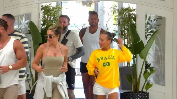 Camiseta de manga larga Shein Yellow Brazil llevada por Chantelle Connelly vista en Geordie Shore (S26E08)