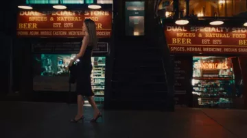 Sandales en cuir Jimmy Choo Elsy 70 portées par Carolyn Bessette (Sarah Pidgeon) telles que vues dans Love Story (S01E01)