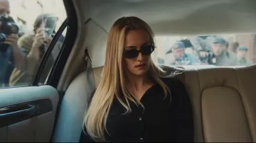 Lunettes ovales Selima Optique Carolyn portées par Carolyn Bessette (Sarah Pidgeon) telles que vues dans Love Story (S01E01)