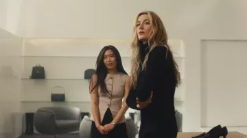 Col roulé Babaton Compel porté par Carolyn Bessette (Sarah Pidgeon) tel que vu dans Love Story (S01E01)