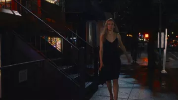 Robe midi en satin Wilfred Only Slip portée par Carolyn Bessette (Sarah Pidgeon) telle que vue dans Love Story (S01E01)