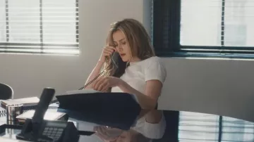 Re/Done x Hanes Classic Tee usada por Carolyn Bessette (Sarah Pidgeon) vista en Love Story (S01E02)
