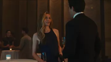 Vestido Rails Solene que lleva Carolyn Bessette (Sarah Pidgeon) tal como se ve en Love Story (S01E02)